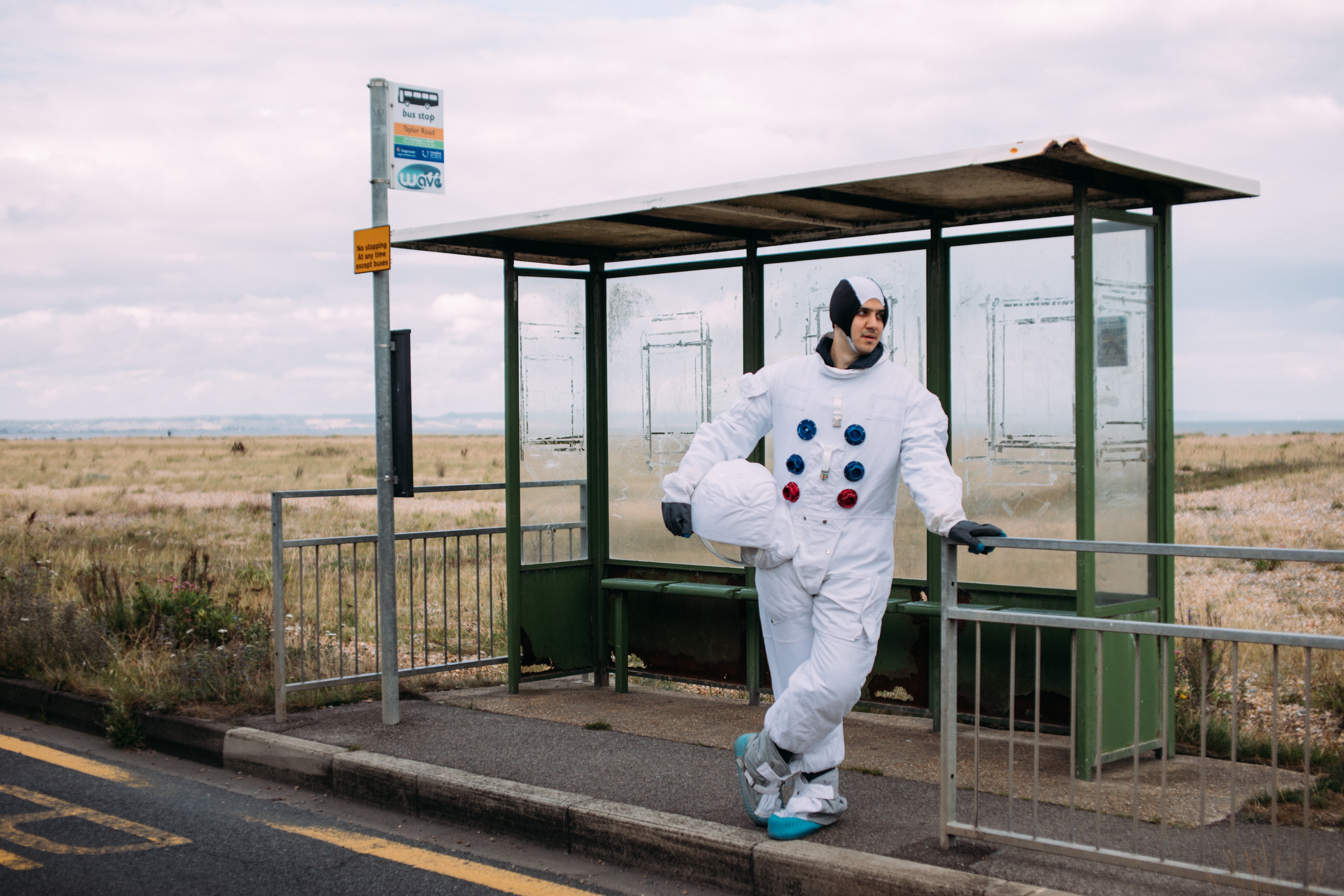 ../../../_images/bus_stop.jpg